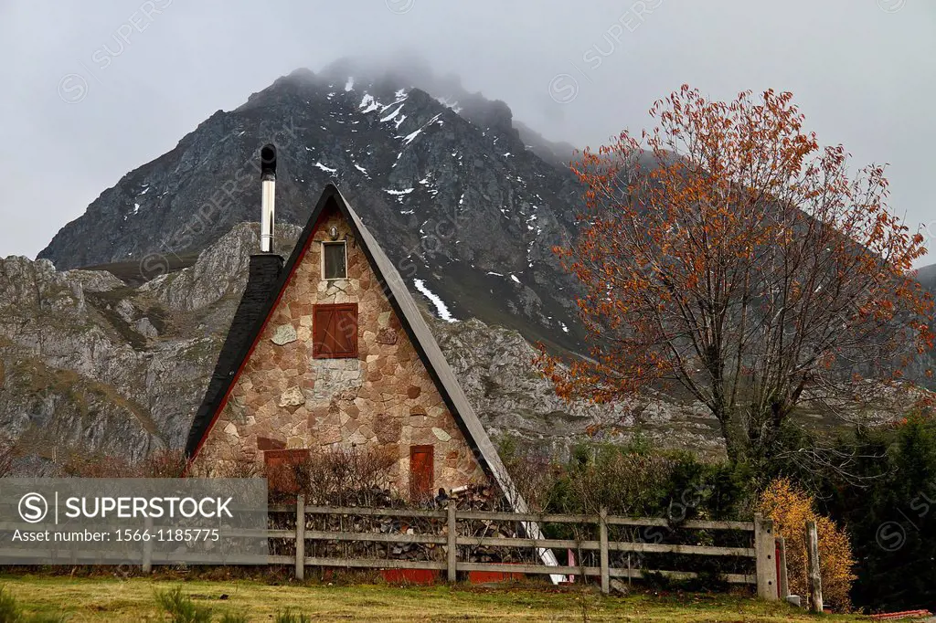 Mountain house in La Raya, San Isidro Pass, Asturias, Spain