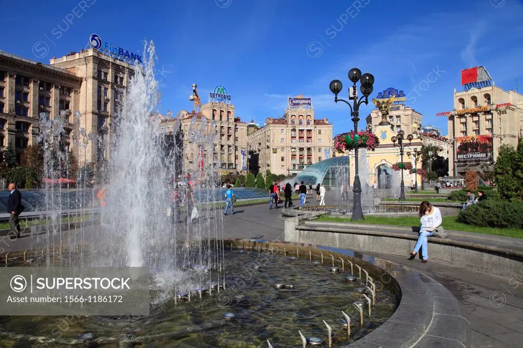 Ukraine, Kiev, Kyiv, Independence Square, Maidan Nezalezhnosti, fountain,