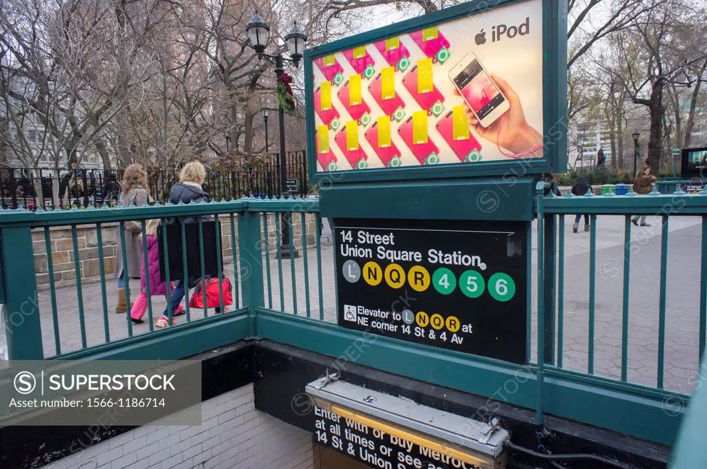 Advertising for the Apple´s line of iPods on a subway kiosk in New York