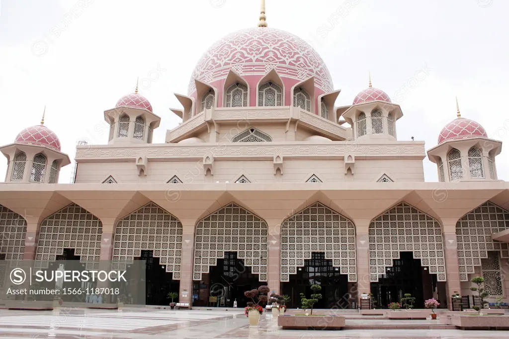 Putra mosque at Putrajaya the new administrative capital, Selangor, Malasyia.