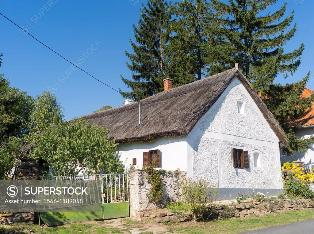 Traditional hungarian houses in Salfoeld  Europe, Eastern Europe, Hungary, Salfoeld, October