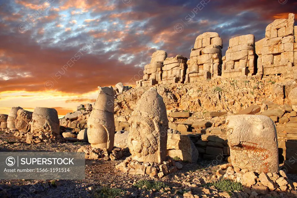 Pictures of the statues of around the tomb of Commagene King Antochus 1 on the top of Mount Nemrut, Turkey Stock photos & Photo art prints In 62 BC, K...