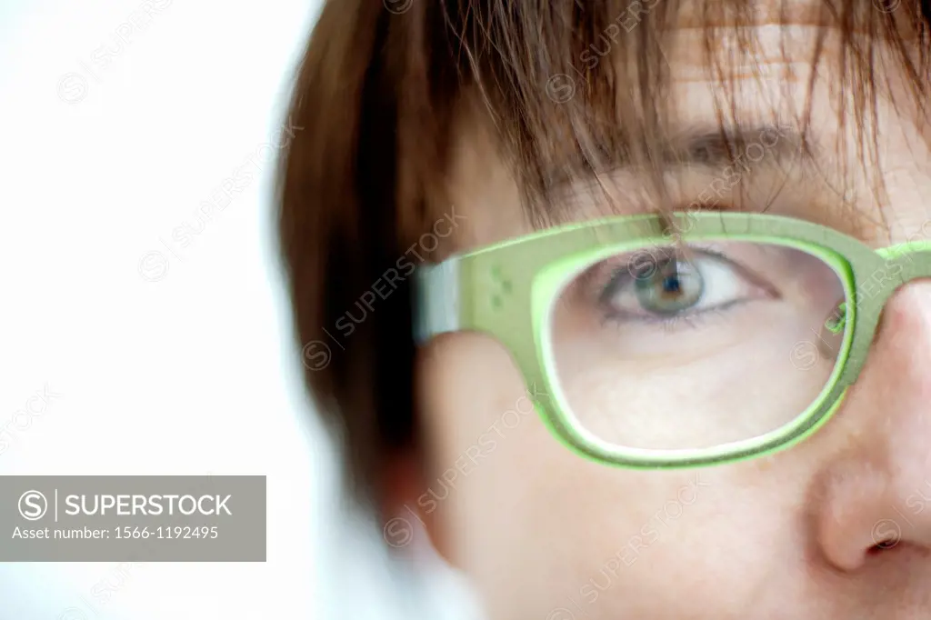 primer plano de cara de mujer joven con gafas y mirando a la camara, close-up of face of young woman with glasses and looking at the camera,