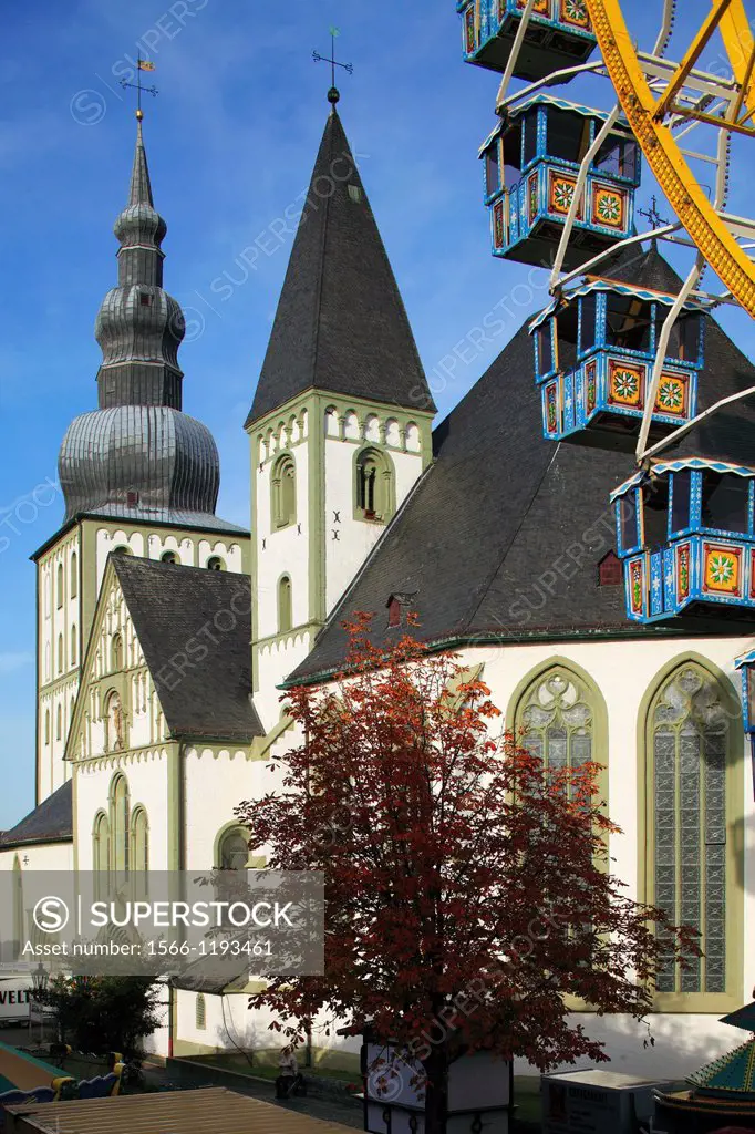Germany, Lippstadt, Lippe, East Westphalia, Westphalia, North Rhine-Westphalia, NRW, Marienkirche, St Marys Church, evangelic church, funfair, Ferris ...