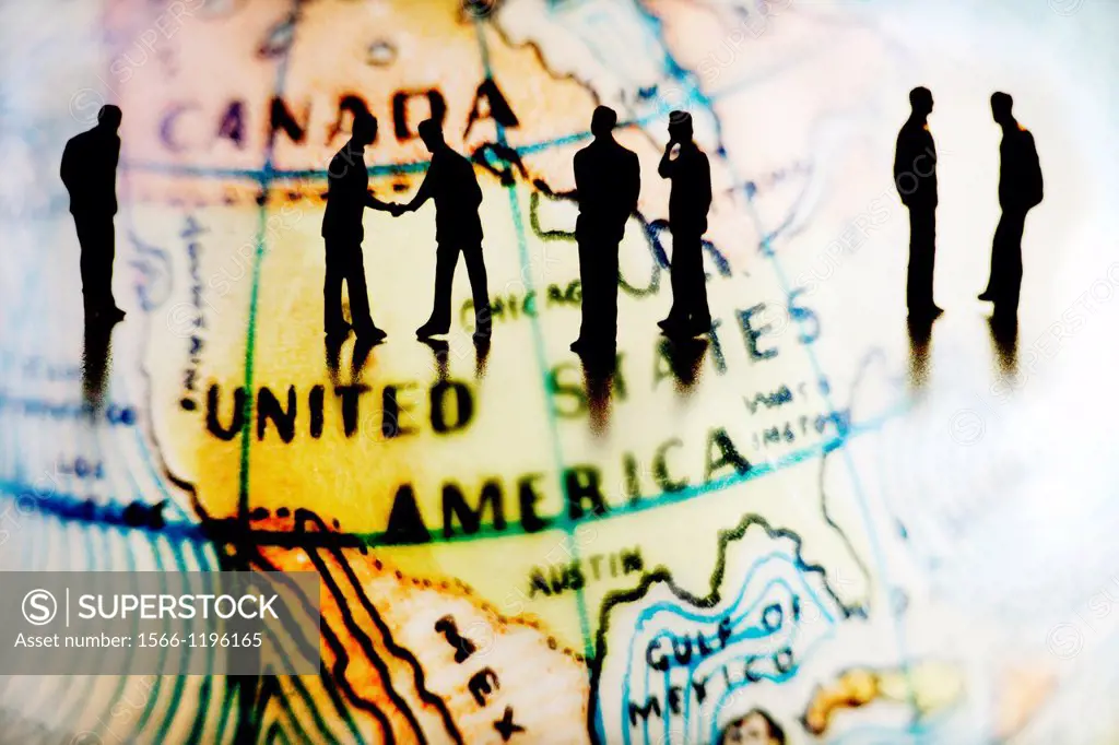 hombres de negocios cerrando acuerdo sobre un mapa de estados unidos, composicion digital, businessmen closing agreement on top of a united states map...