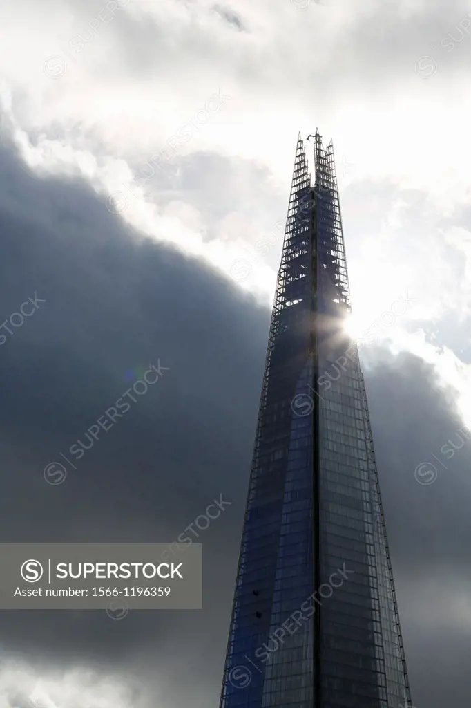 United Kingdom, city of London, tower of London at fore and Shard Tower 309M high, architect Renzo Piano, highest europe tower