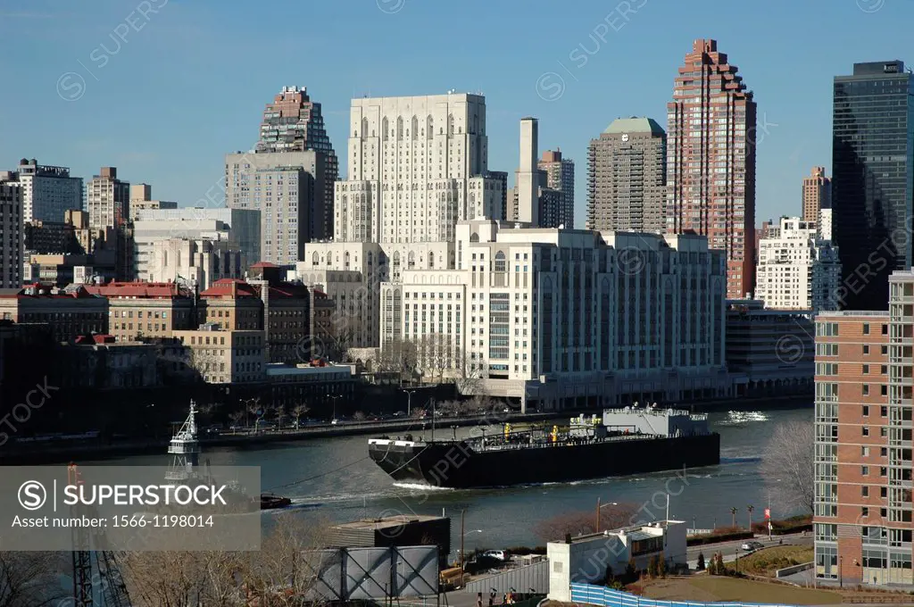 New York City, ship along the canal between Manhattan to Roosevelt Island, seen from the Queensboro Bridge