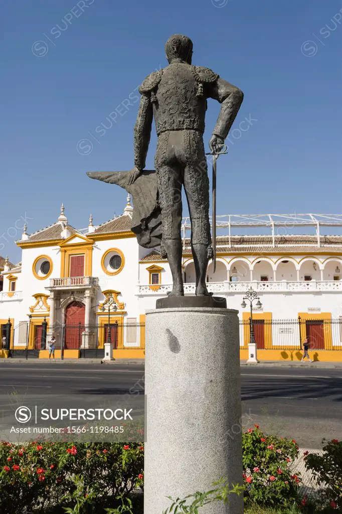 Statue of bullfighter Pepe Luis Vazquez looking at Plaza de toros de la Real Maestranza de Caballeria de Sevilla, Bullfighting ring, Paseo de Cristoba...