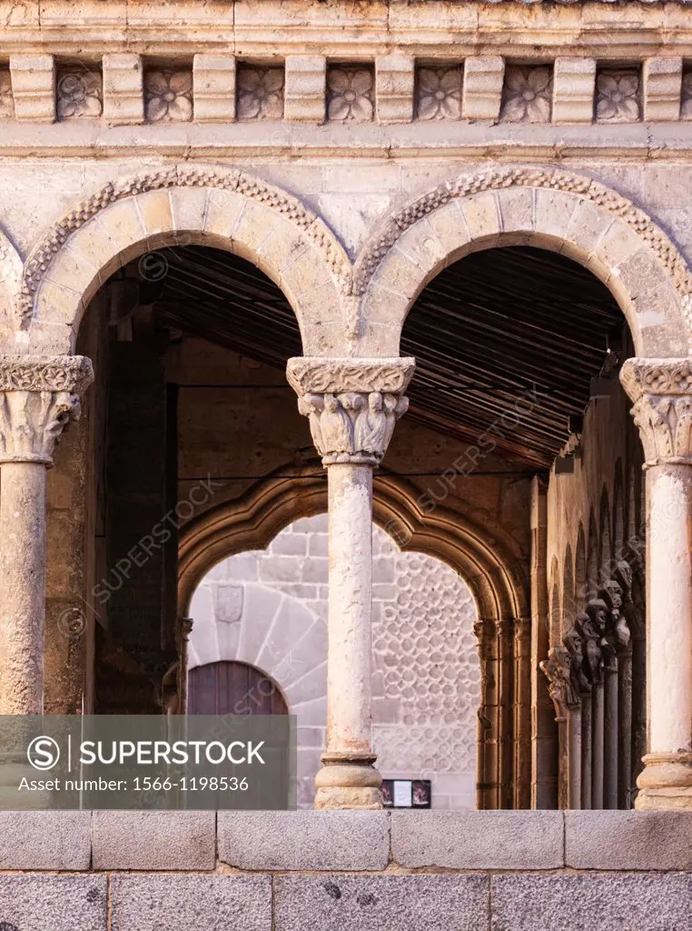 Arcos y columnas, Iglesia de San Martín, Segovia