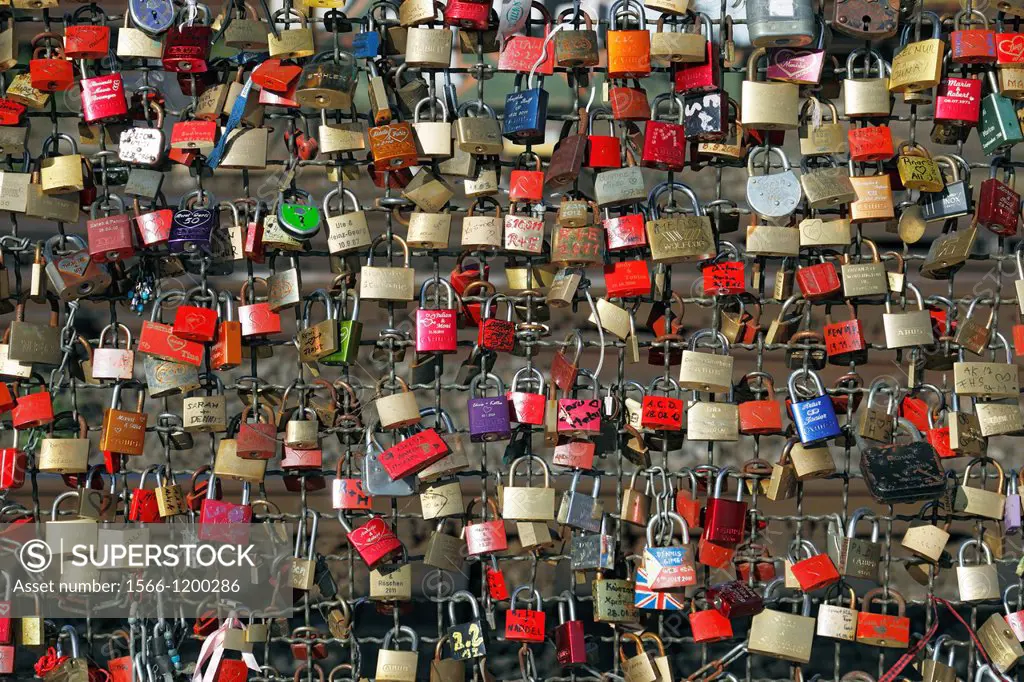 traditions, love padlocks symbolizing eternal love located at the Hohenzollern bridge in Cologne, Rhine, Rhineland, North Rhine-Westphalia, NRW