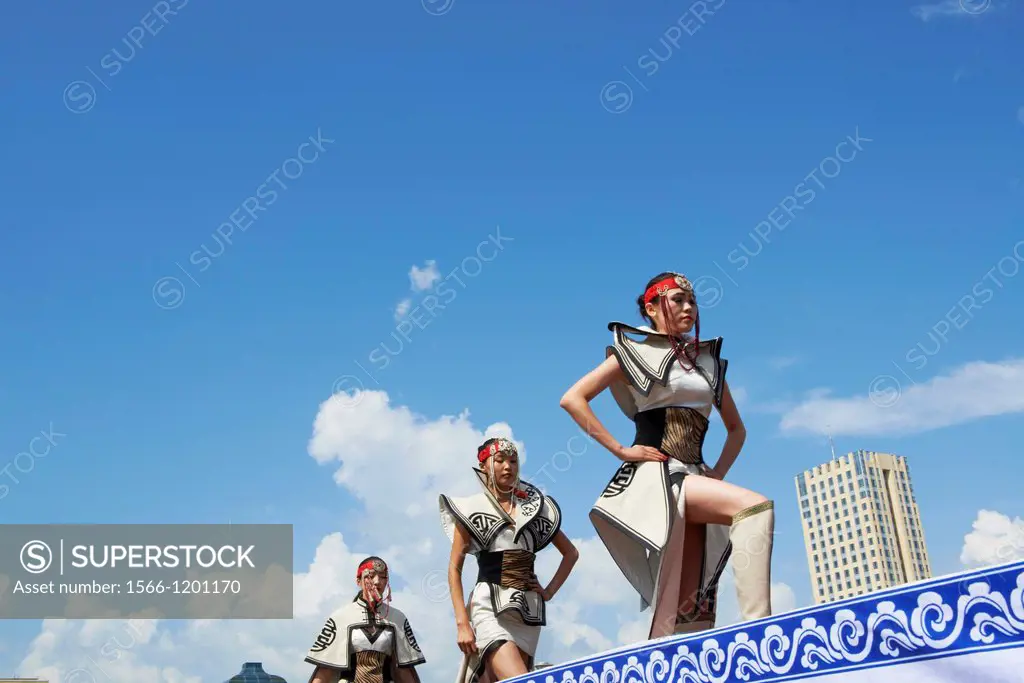 Mongolia, Ulan Bator, Sukhbaatar square, costume parade for the Naadam festival, fashion show
