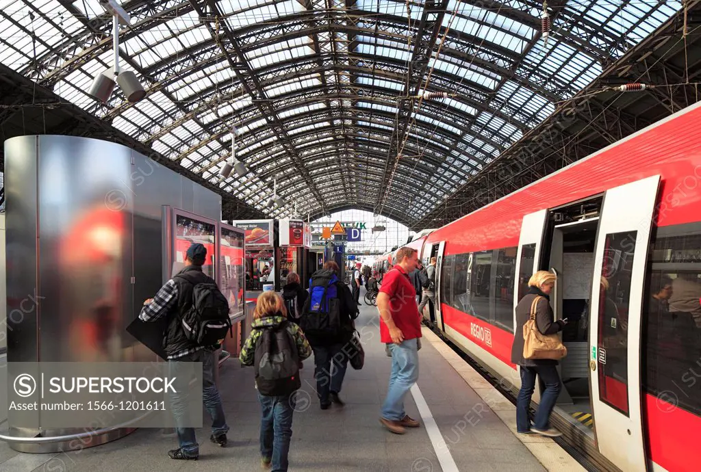 Germany, Cologne, Rhine, Rhineland, North Rhine-Westphalia, NRW, Cologne Central Station, Deutsche Bahn, German Railways, station concourse, train she...