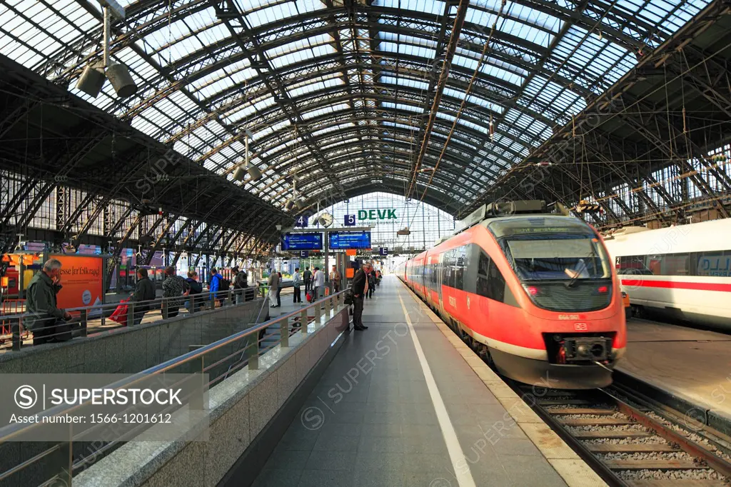 Germany, Cologne, Rhine, Rhineland, North Rhine-Westphalia, NRW, Cologne Central Station, Deutsche Bahn, German Railways, station concourse, train she...