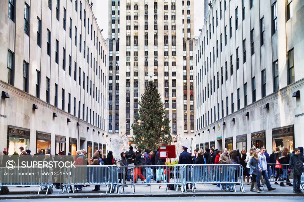 People at The Christmas Tree, Rockefeller Plaza, Rockefeller Center, New York, NY, USA