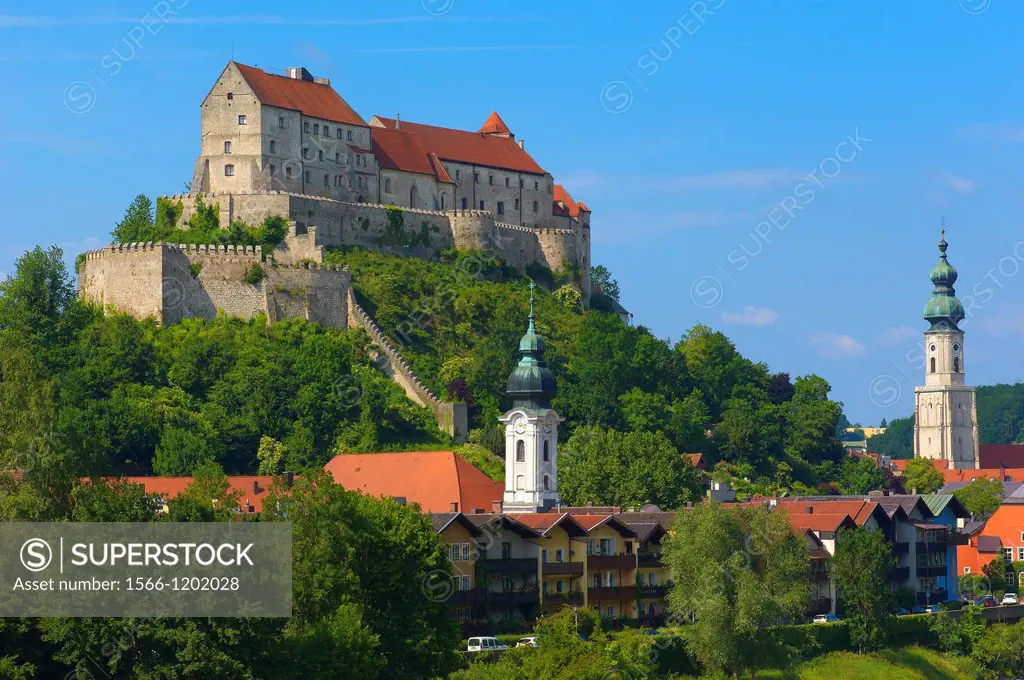 Burghausen, Castle, Altötting district, Upper Bavaria, Bavaria, Germany view from Austria over Salzach River