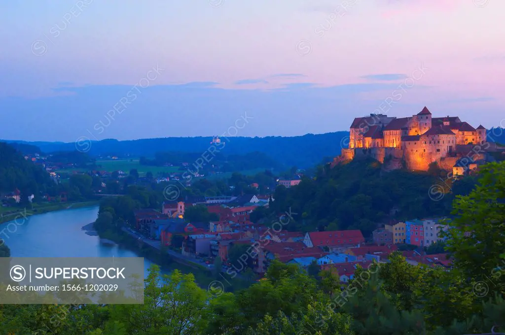 Burghausen, Castle, Altötting district, Upper Bavaria, Bavaria, Germany view from Austria over Salzach River