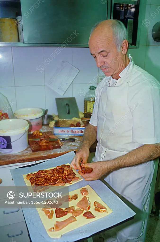 Man cooking the `hornazo´, typical food of Salamanca, La Industrial bakery, Rúa Mayor 8,Salamanca,Spain