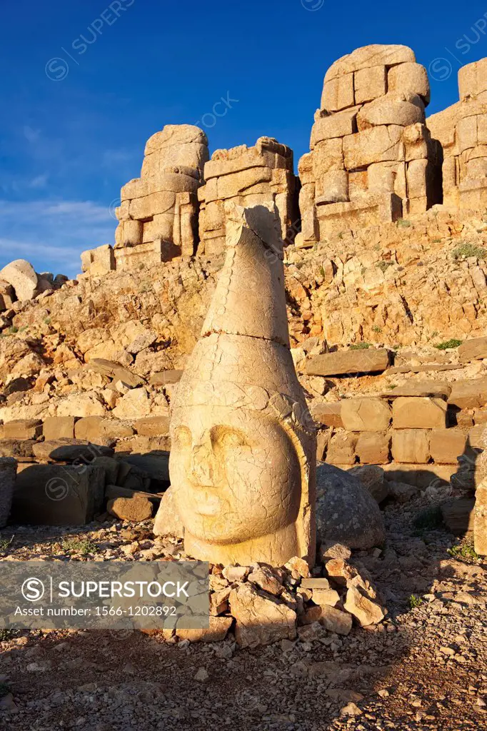 Image of the statues of around the tomb of Commagene King Antochus 1 on the top of Mount Nemrut, Turkey  Stock photos & Photo art prints  In 62 BC, Ki...
