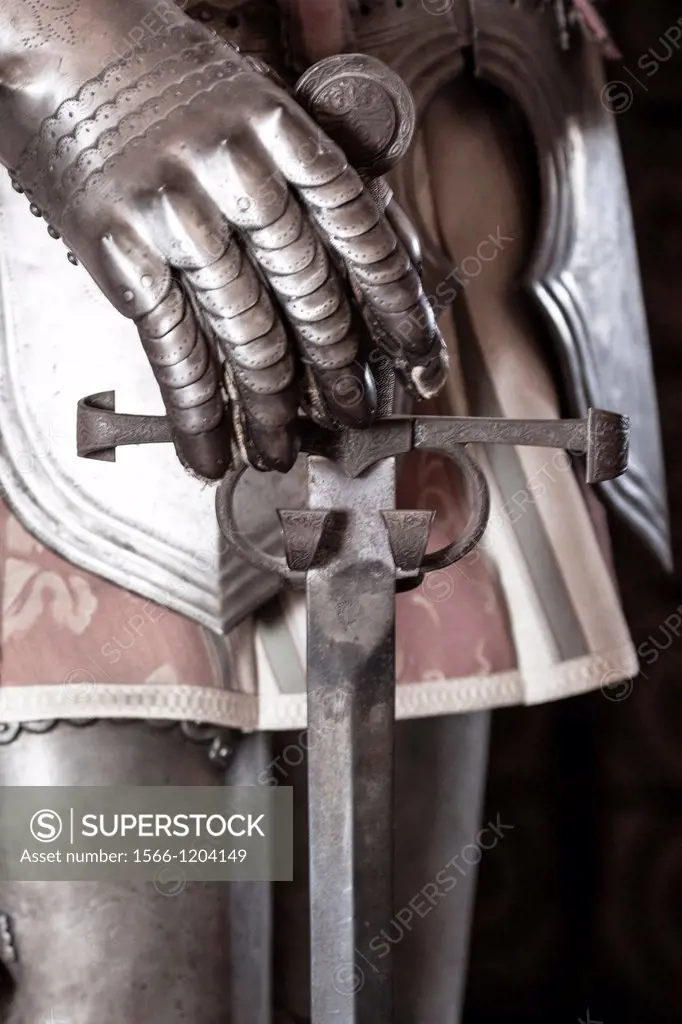 Detalle de guante y espada