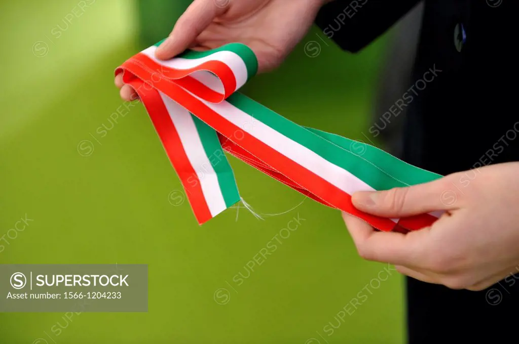Hands holding a tricolor band