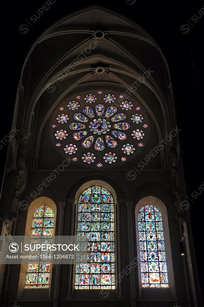 rosace et vitraux de la facade interieure ouest de la Cathedrale Notre-Dame de Chartres,Eure et Loir,region Centre,France,Europe//rose and stained-win...