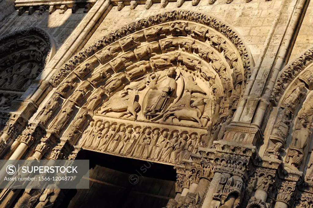 portail royal de la facade Ouest de la Cathedrale Notre-Dame de Chartres,Eure et Loir,region Centre,France,Europe//Royal portal of West facade of the ...