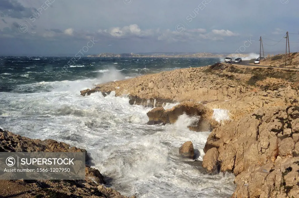 Mistral wind blowing on the Corniche of Marseille, Bouches-du-Rhone department, Provence-Alpes-Cote d´Azur region, France, Europe
