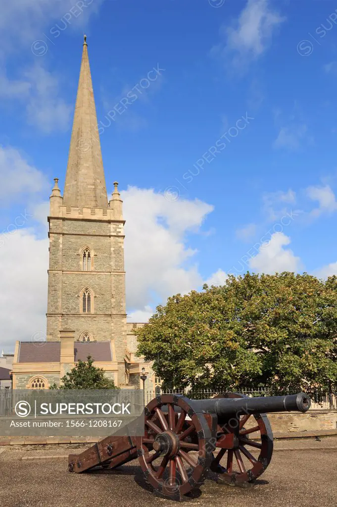 Derry, Co Londonderry, Northern Ireland, UK, Europe  Cannon on the walls by 17th century Saint Columb´s Cathedral church spire inside the walled city