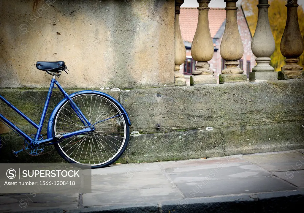 urban picture of a bicycle leaning against the wall