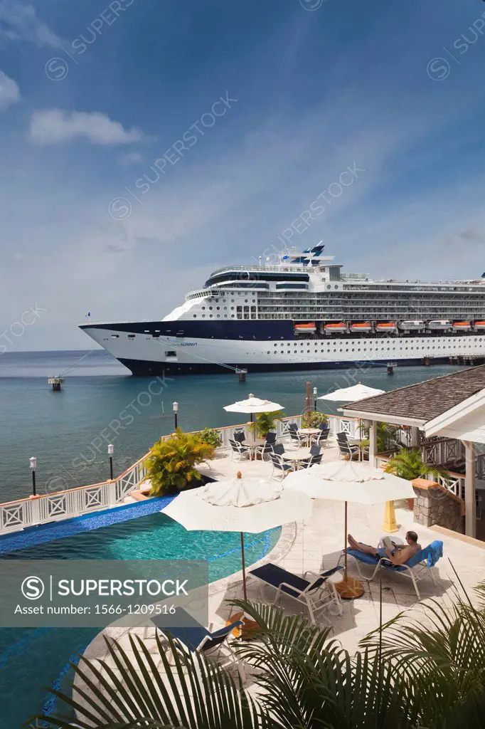 Dominica, Roseau, cruiseship in port