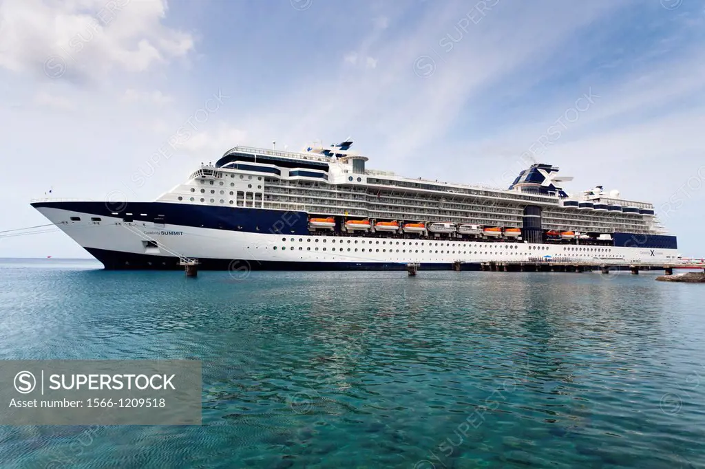 Dominica, Roseau, cruiseship in port