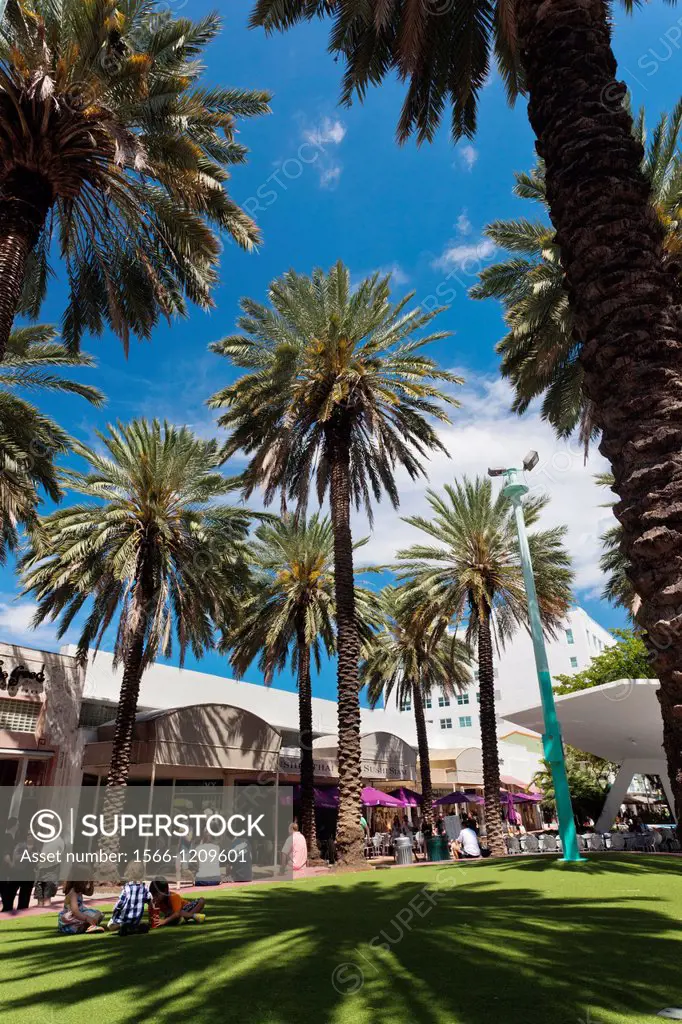 USA, Miami Beach, South Beach, Lincoln Road, shops along pedestrian street