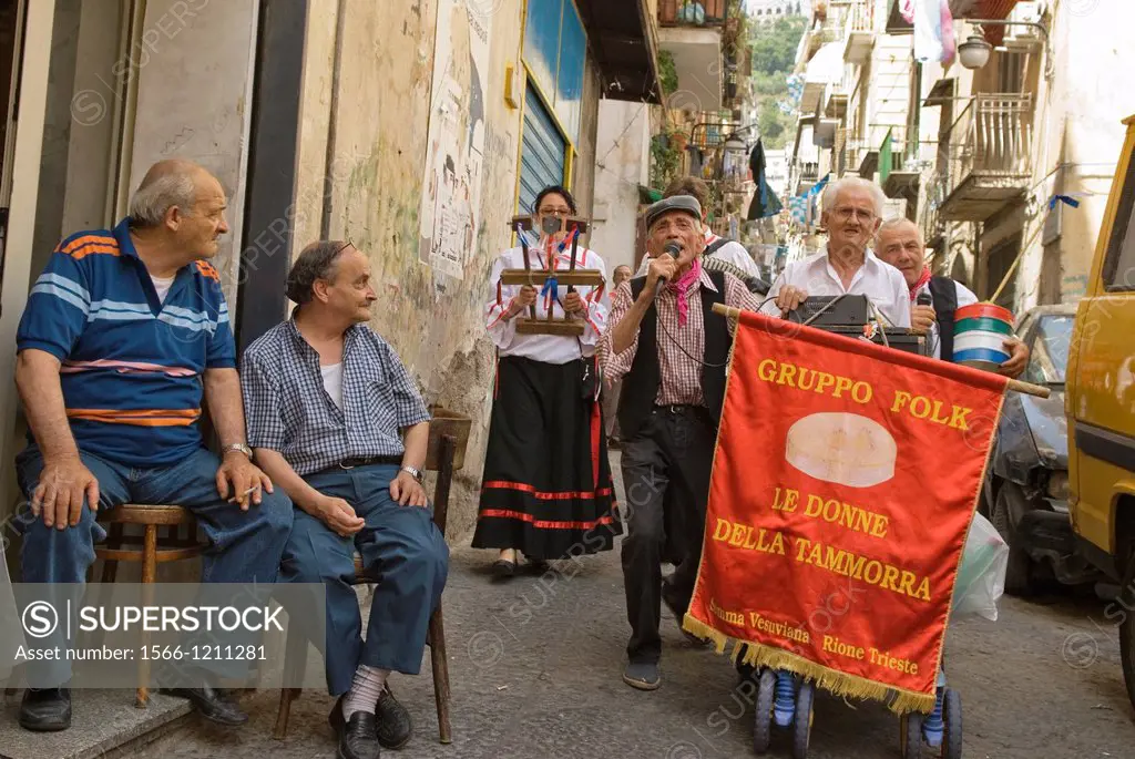 Le donne della Tammora, folk group, Montecalvario Quarter, Spanish Quarters, Historic center, Naples, Campania region, southern Italy, Europe
