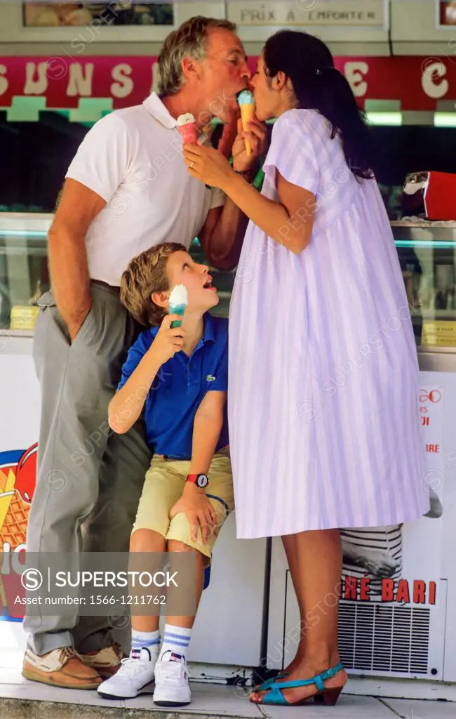 Couple with pregnant woman and boy eating ice creams