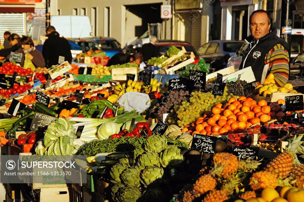 France. Aquitaine. Gironde. Fruits and vegetables stand on Marché des capucins, at Bordeaux.