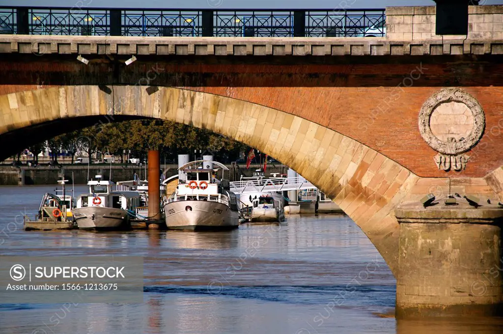 France, Aquitaine, Gironde, Garonne river under ´Pont de pierre´ bridge, at Bordeaux