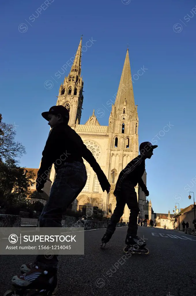 jeunes garcons en roller sur le parvis,facade Ouest de la Cathedrale Notre-Dame de Chartres,Eure et Loir,region Centre,France,Europe//young boys rolle...