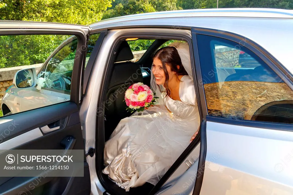Bride stepping out of the wedding car