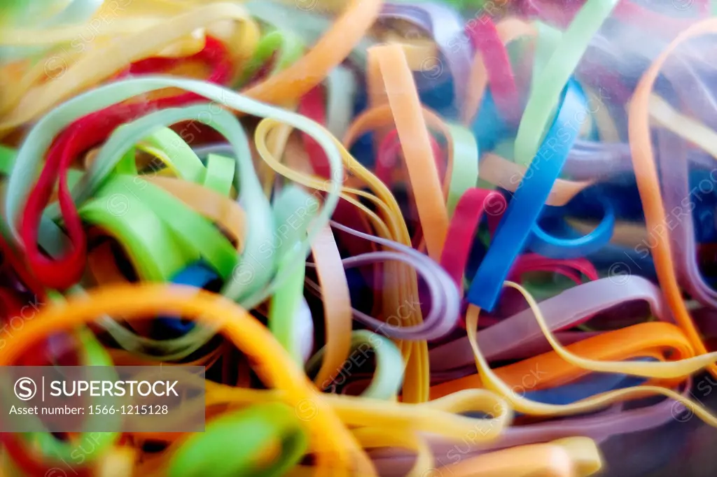 muchas gomas de colores, a lot of colored rubber bands