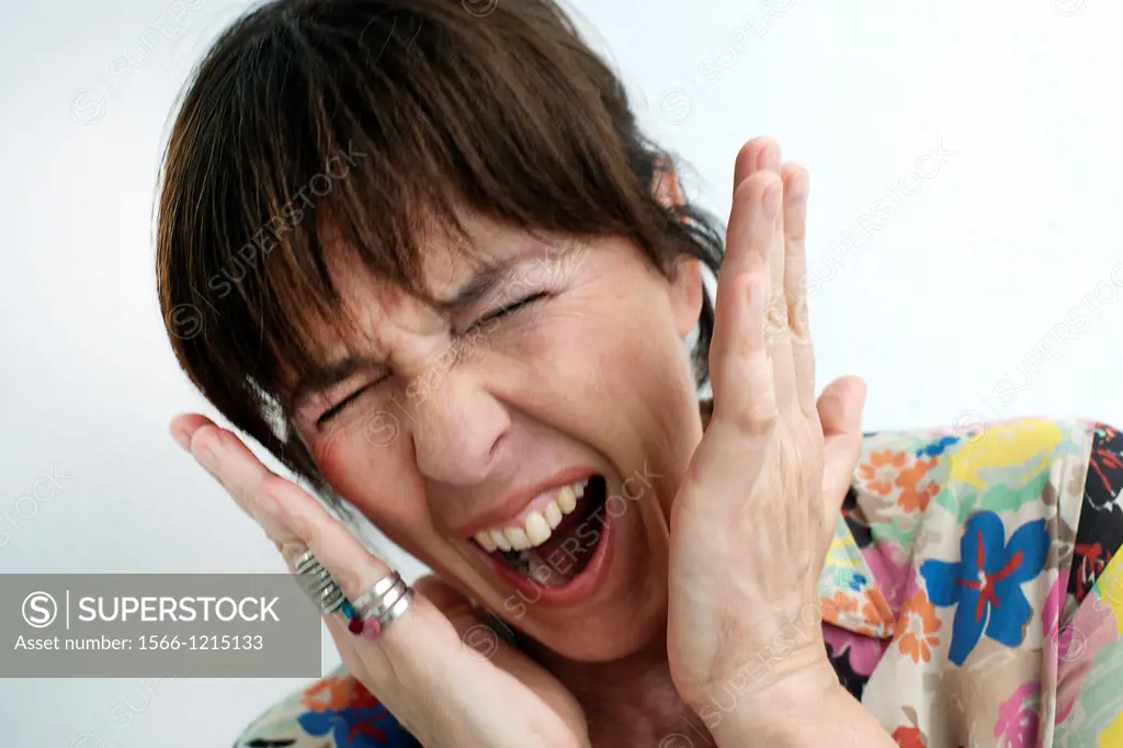 Retrato de mujer de pelo moreno con expresion de enfado y gritando, Portrait of brown-haired woman with expression of anger and shouting