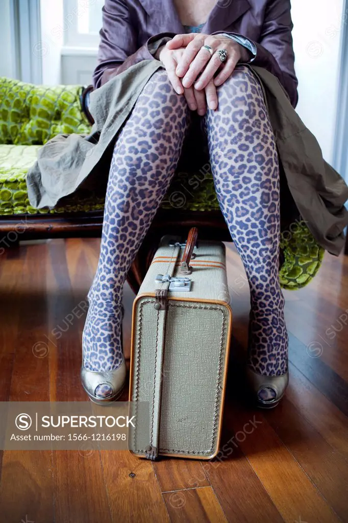primer plano de mujer sentada con maleta, espera, close-up of woman sitting with suitcase, waiting 