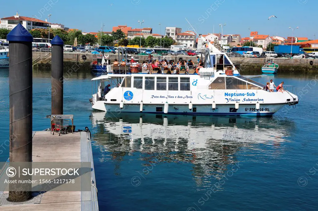Catamaran sightseeing tour in the Ria de Arosa, visit semi-submerged platform Batea marine cultivation, O´Grove, Ria de Arousa, Pontevedra province, G...