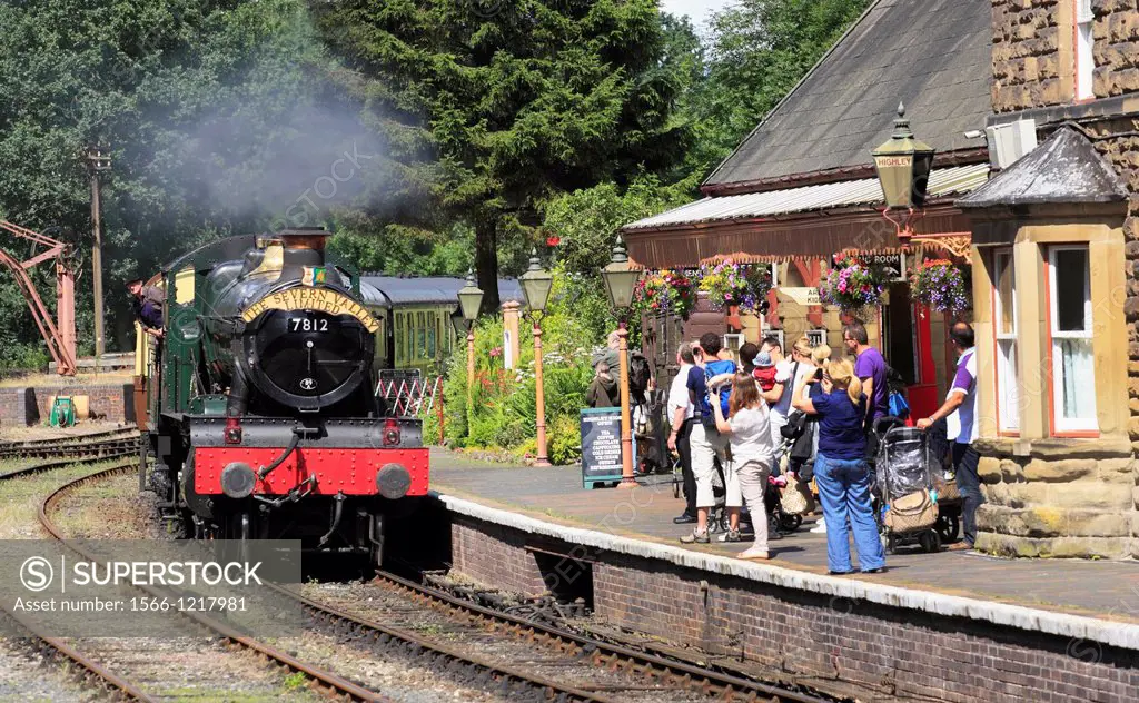 Passengers awaiting steam loco No 7812 ´Erlestoke Manor´ to alight at Highely Station, Severn Valley Railway, Shropshire, England, Europe