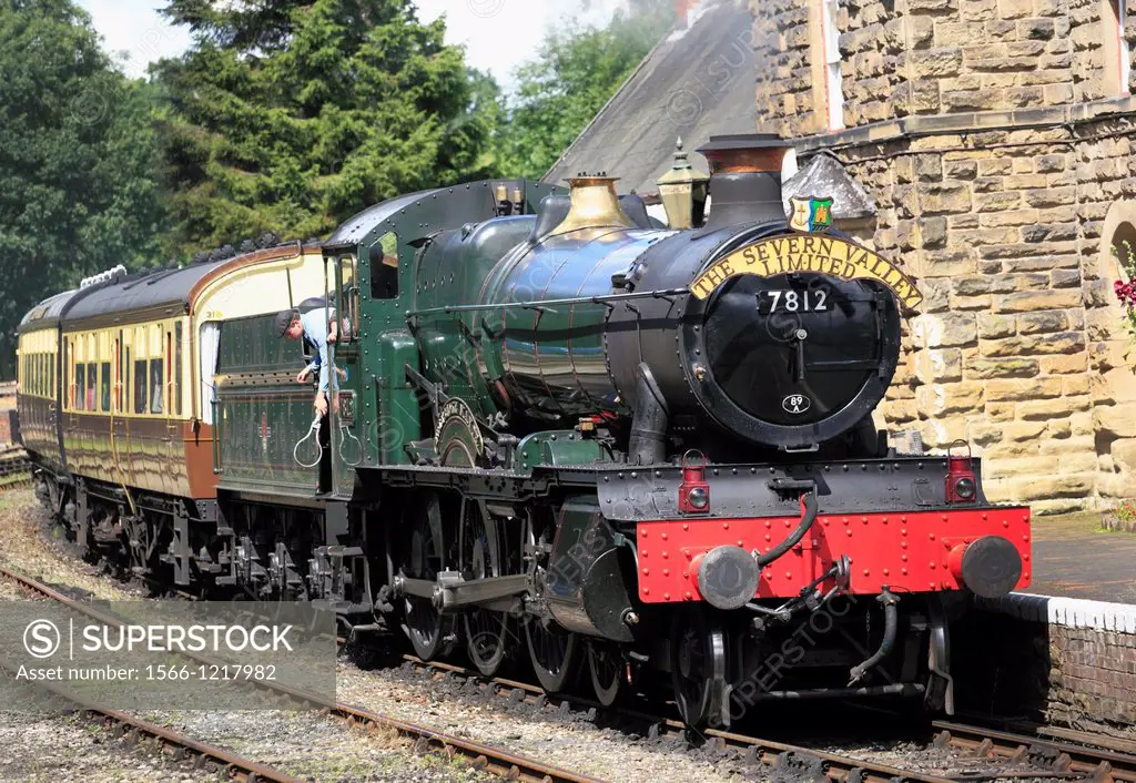 Steam loco No 7812 ´Erlestoke Manor´ 4-6-0 pulls into Highley Station on a hot summer´s afternoon, Severn Valley Railway, Shropshire, England, Europe