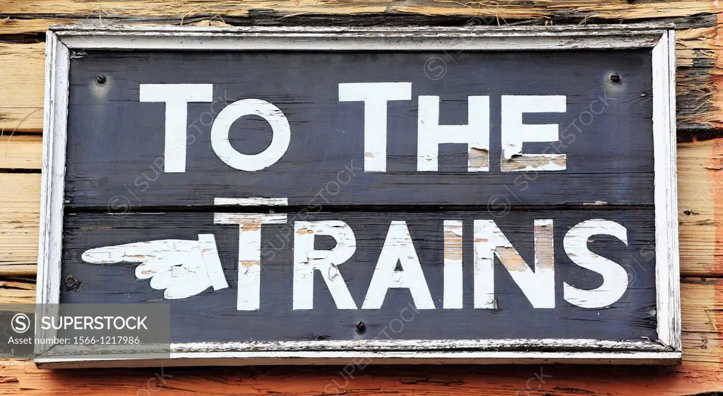 ´To The Trains´ sign at Bewdley´s Severn Valley Railway Station, Worcestershire, England, Europe