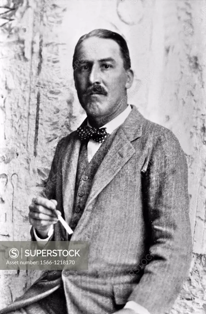 Howard Carter who discovered Tutankhamun´s Tomb in the Valley of the Kings, Luxor, Egypt  November 1922   From the archives of Press Portrait Service ...