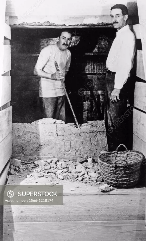 Howard Carter who discovered Tutankhamun´s Tomb in the Valley of the Kings, Luxor, Egypt  November 1922  At the opening of King Tutankhamun´s tomb dur...