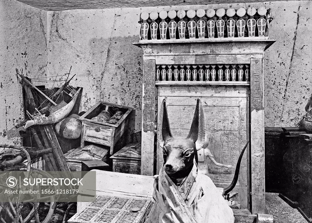 The interior of the antichamber of Tutankhamun´s tomb in 1922  From the archives of Press Portrait Service - formerly Press Portrait Bureau