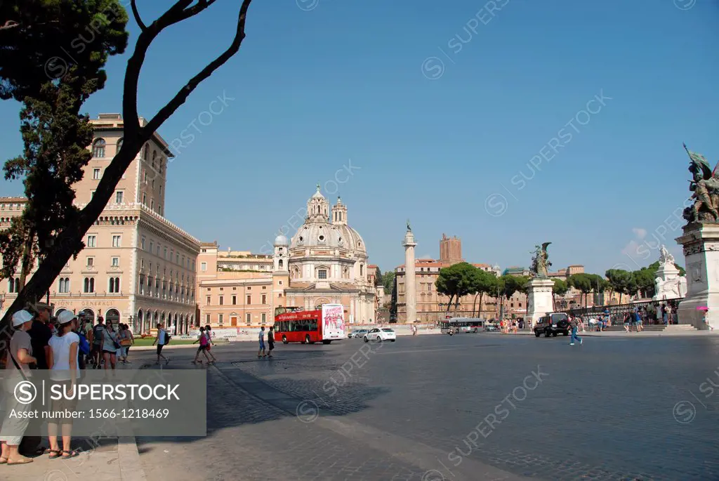 Sculptures belonging to the Vittorio Emanuelle II National Monument -Altare della Patria- 1895by Giuseppe Sacconi from Piazza Venezia  In the backgrou...