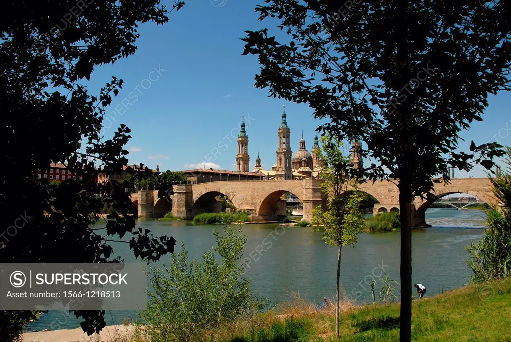 Basilica de Nuestra Señora del Pilar and Puente de Piedra over the river Ebro  Zaragoza, Aragón, Spain, Europe